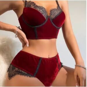 NIB Elegant Velvet Lace Lingerie Set M